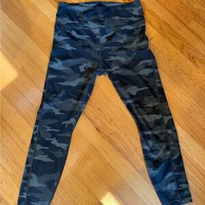 Athleta camo 7/8 tights size medium